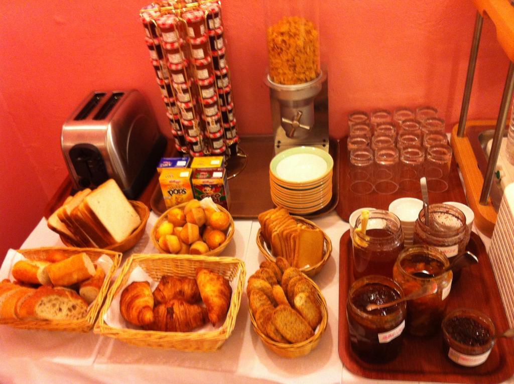 La Taverne Юзес Экстерьер фото